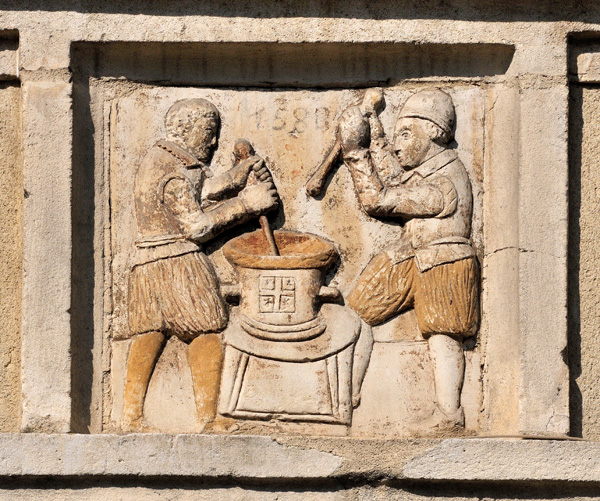 Bas relief Les apothicaires, rue de la République à Sées