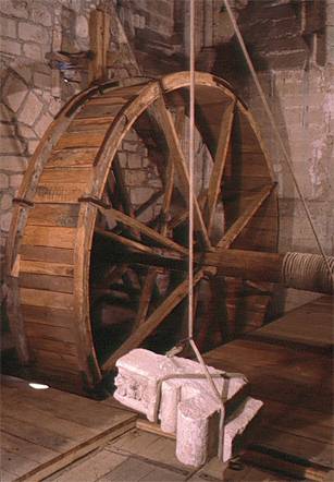 Roue de levage dans les combles de la cathédrale de Sées, restaurée par l'association Art et cathédrale